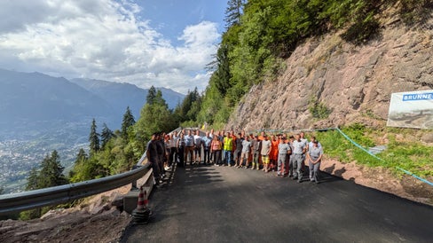 Gruppenbild bei der Wiedereröffnung der gesicherten Landesstraße von Meran nach Hafling (LS 98). Die Straße ist seit Montag, 10. August, um 18 Uhr, wieder in beide Richtungen befahrbar. (Foto: LPA/Ressort Infrastrukturen und Mobilität)