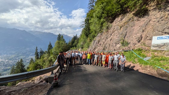 Completato il ripristino della carreggiata: da lunedì 10 agosto alle ore 18 la strada provinciale SP 98 che da Merano conduce ad Avelengo è nuovamente percorribile a doppio senso. (Foto: USP/Dipartimento Infrastrutture e Mobilità)