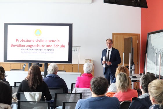 Der Direktor der Agentur für Bevölkerungsschutz Klaus Unterweger hat die Lehrpersonen zum Auftakt der Ausbildungsreihe Zivilschutz und Schule als Multiplikatoren in der Aula Zivilschutz willkommen geheißen. (Foto: LPA/Maja Clara)
