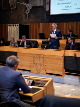 L presidënt dla Jonta provinziela Arno Kompatscher à te Cunsëi provinziel de Bulsan ai 2 de dezëmber prejentà la pruposta de bilanz 2026. (Foto: USP/Fabio Brucculeri)