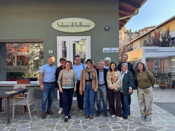 Eine Gruppe rund um Soziallandesrätin Rosmarie Pamer (3.v.l.) hat in Monza das Alzheimerdorf "Il paese ritrovato" besichtigt. Dort steht seit 2018 die personenzentrierte Pflege von Menschen mit Demenz im Fokus. (Foto: LPA)