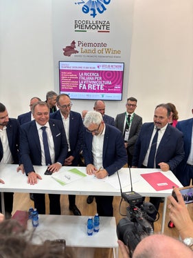 Laimburg-Direktor Michael Oberhuber (Zweiter von rechts) bei der Unterzeichnung der Rahmenvereinbarung. (Foto: LPA/Ressort Landwirtschaft, Forstwirtschaft und Tourismus/sp)