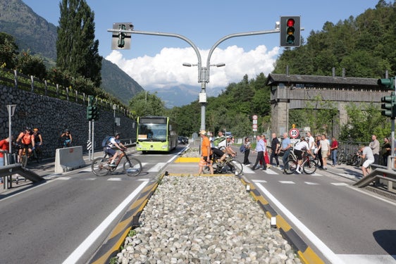 Das Bild zeigt den ehemaligen Fußgänger- und Radfahrerübergang auf der Töll: Die Ampel wurde bereits im August dieses Jahres deaktiviert. Fußgängern und Radfahrenden steht seitdem eine eigene Unterführung zur Verfügung. Nun wird auch die Mittelinsel umgestaltet, damit das Abbiegen nach Algund sicherer erfolgen kann. (Foto: LPA/Ressort Infrastrukturen und Mobilität) 
