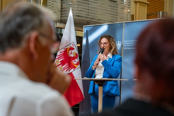 Il loro compito è sconosciuto ai più, ma segretarie e segretari comunali hanno responsabilità importanti, una fra tante la funzione notarile per conto del Comune, ha spiegato la direttrice della Ripartizione Enti locali e vicesegretaria generale della Provincia, Marion Markart. (Foto: USP/Greta Stuefer)&nbsp;