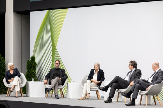 Zogen Bilanz: Die Mitglieder des Advisory Board mit Moderator Andreas Pfeifer (Foto: LPA/Luca Guadagnini)