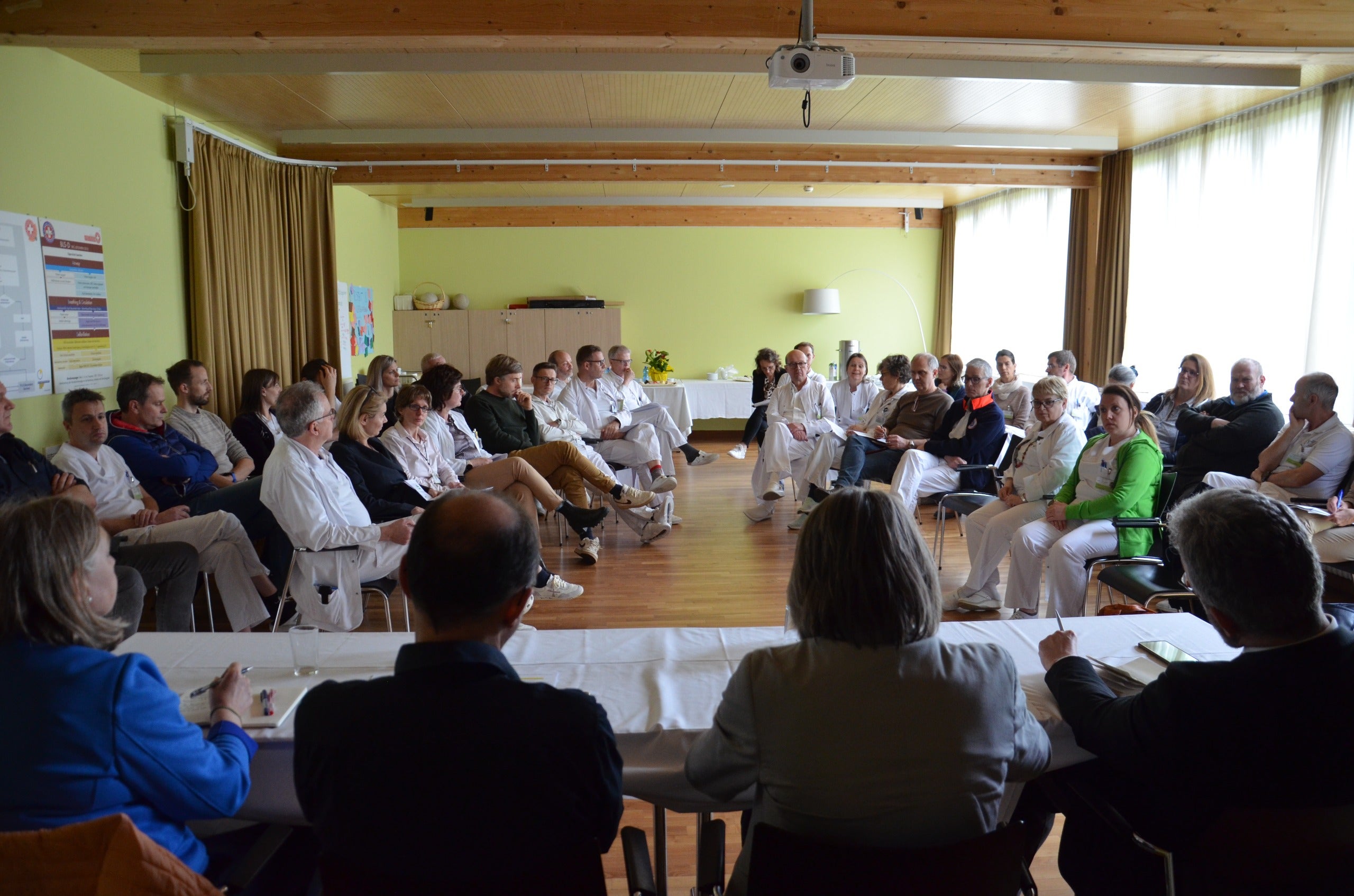 Gesundheitslandesrat Hubert Messner im Gespräch mit den Mitarbeiterinnen und Mitarbeitern am Krankenhaus Bruneck. (Foto: LPA/Samuel Vieider)