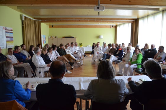 Gesundheitslandesrat Hubert Messner im Gespräch mit den Mitarbeiterinnen und Mitarbeitern am Krankenhaus Bruneck. (Foto: LPA/Samuel Vieider)