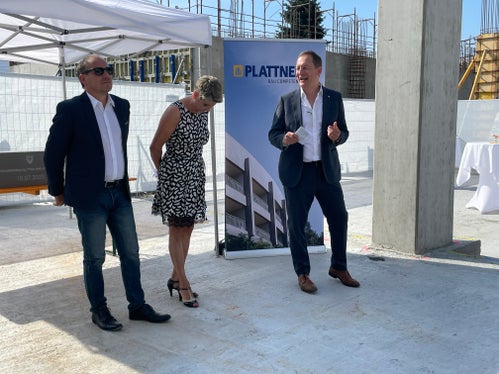 Die Landesräte Vettorato (l.) und Bessone bei der heutigen Grundsteinlegung (Foto: LPA/Gnews)