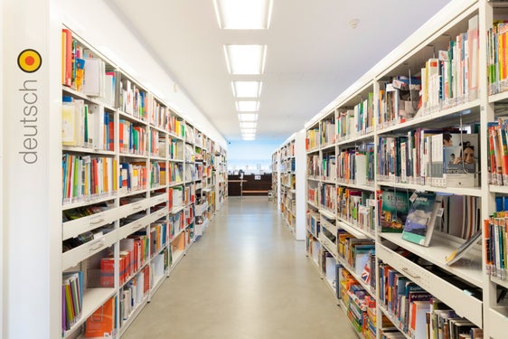 Jede Menge Medien in verschiedenen Sprachen bietet das Multisprachzentrum Bozen an. (Foto: LPA)