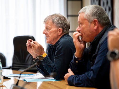 Il presidente dell'associazione Flavio Prinoth (da sinistra) e il vicepresidente, Roland Antholzer, hanno sottolineato l’importanza di offrire prospettive anche ai giovani maestri e alle giovani maestre di sci. (Foto: USP/Fabio Brucculeri)