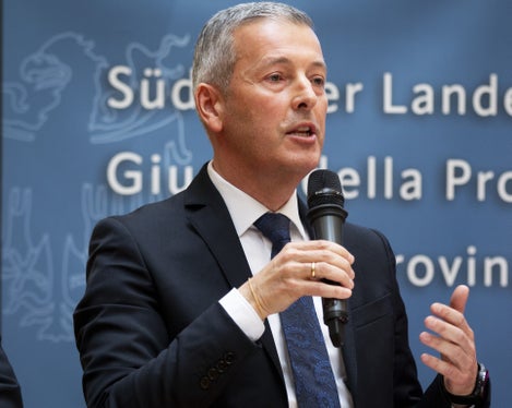 Con l'aggiornamento delle linee guida per i centri di riciclaggio e le isole ecologiche in Alto Adige, creiamo standard uniformi per tutti i Comuni. Questo garantisce maggiore chiarezza, sicurezza e un uso ancora più efficiente delle nostre risorse, sottolinea Peter Brunner, assessore provinciale alla Protezione dell'ambiente, della natura e del clima. (Foto: USP/Fabio Brucculeri)