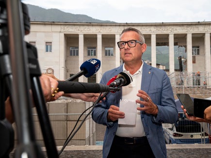 Die genaue Überwachung des Gerichtsgebäudes sei wichtig für den sicheren Umzug der Büros der Staatsanwaltschaft in den Sitz in der Rittner Straße 13 , erklärte Landesrat Christian Bianchi beim Presspoint am Gerichtsplatz in Bozen. (Foto: LPA/Fabio Brucculeri)