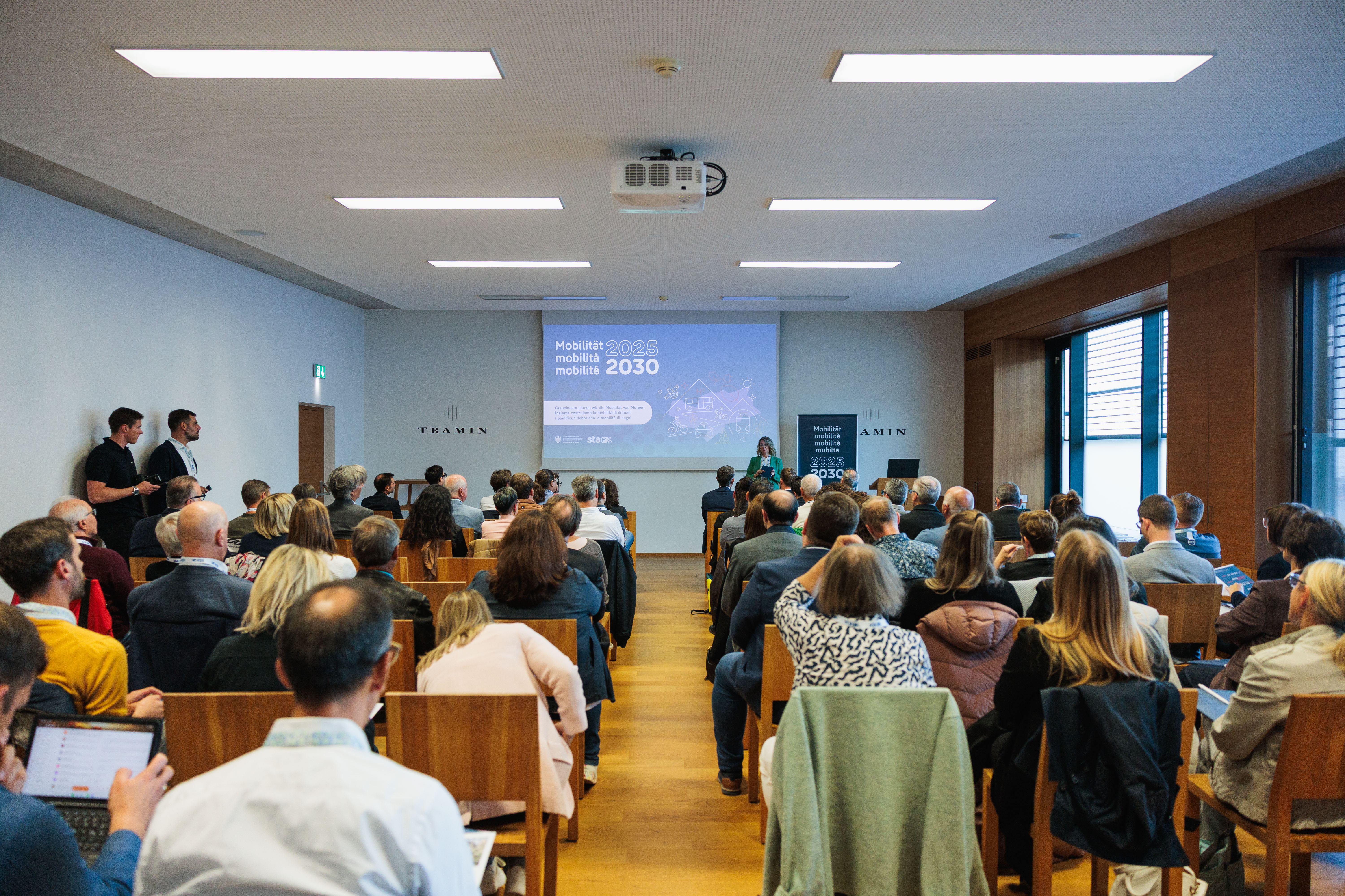 Zahlreiche politische Vertretende, darunter die 18 Bürgermeister und Bürgermeisterinnen des Bezirks Überetsch-Unterland, informierten sich im Rahmen der Veranstaltung Mobilität 2025-2030 am 14. Oktober in Tramin. (Foto: LPA/STA/Ivan Brentegani)
