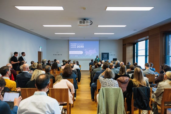 Zahlreiche politische Vertretende, darunter die 18 Bürgermeister und Bürgermeisterinnen des Bezirks Überetsch-Unterland, informierten sich im Rahmen der Veranstaltung "Mobilität 2025-2030" am 14. Oktober in Tramin. (Foto: LPA/STA/Ivan Brentegani)