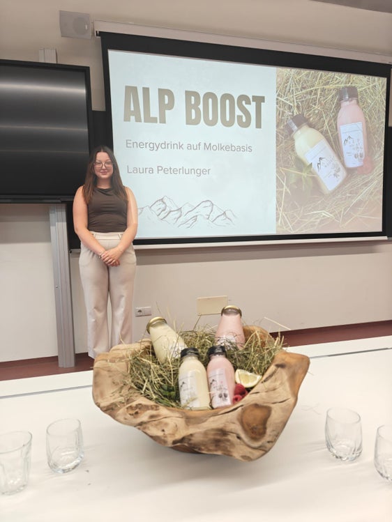 Una studentessa del quarto anno del corso di Tecnologie alimentari della Scuola professionale Laimburg durante la sua presentazione finale: il suo "Alp Boost" è una bevanda energetica a base di siero di latte. (Foto: USP/Scuola professionale di Laimburg)