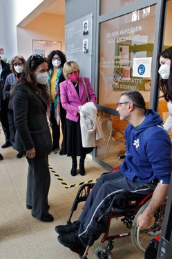 In der Bozner Fagenstraße wohnen 24 Menschen mit schweren und mittelschweren Behinderungen in mehreren Wohngemeinschaften. Auch dort kam Ministerin Alessandra Locatelli mit Bewohnern und Betreuern ins Gespräch. (Foto: LPA/Greta Stuefer)