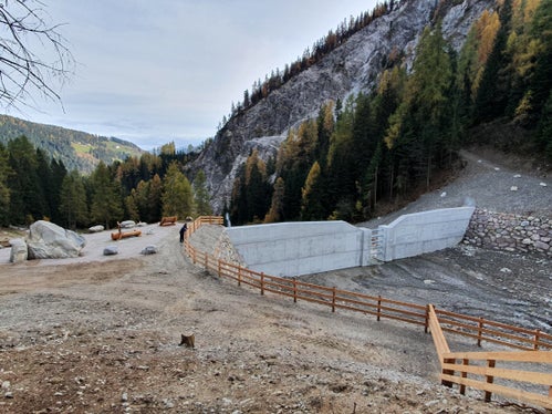 Neue Rückhaltesperre im Gamperbach in Proveis: Vor wenigen Wochen hat das Landesamt für Wildbachverbauung Süd die Arbeiten abgeschlossen, mittlerweile sind die Flächen am Ufer begrünt. (Foto: LPA/Landesamt für Wildbachverbauung Süd)
