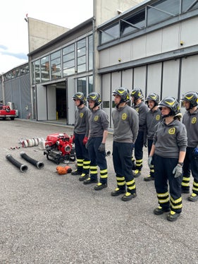 Auch der Umgang mit Pumpen will erlernt sein; das Bild entstand während des soeben abgeschlossenen elften Ausbildungskurses der Berufsfeuerwehr im Innenhof der Feuerwache an der Drususallee in Bozen. (Foto: LPA/Berufsfeuerwehr Bozen)