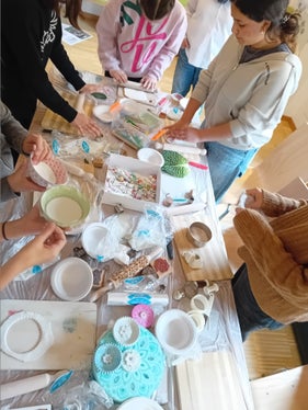 Uno sguardo all'ampia offerta del programma di cultura giovanile 2024/2025: lavorare con la creta da modellare a Vandoies di Sopra. (Foto: USP/Ufficio Servizio giovani)