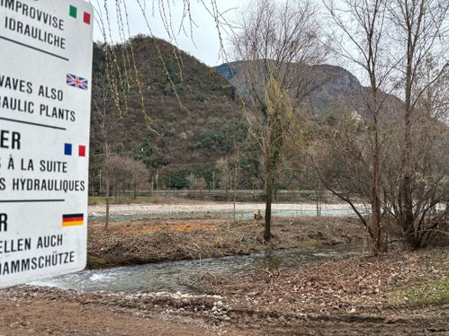 Das Landesamt für Wildbach- und Lawinenverbauung Süd führt Uferpflegearbeiten am Eisack unterhalb der gelben Brücke beim Zusammenfluss mit der Talfer aus. (Foto: LPA/Maja Clara)