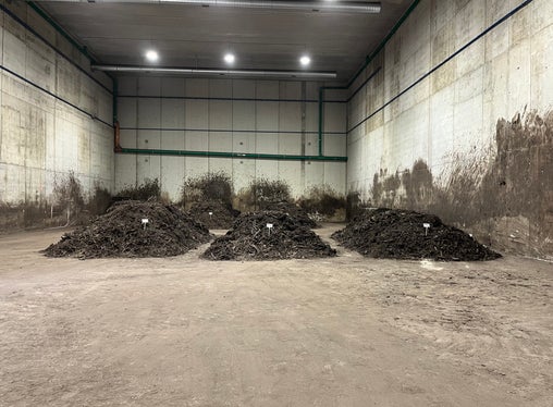 Im Rahmen des Pilotprojekts wurden in einer Halle in Sinich sechs experimentelle Kompostmieten aufgesetzt, in denen Gärreste mit Grünabfällen vermischt und verschiedene Häufigkeiten des Wendens getestet wurden. (Foto: LPA/Landesamt für Abfallwirtschaft)