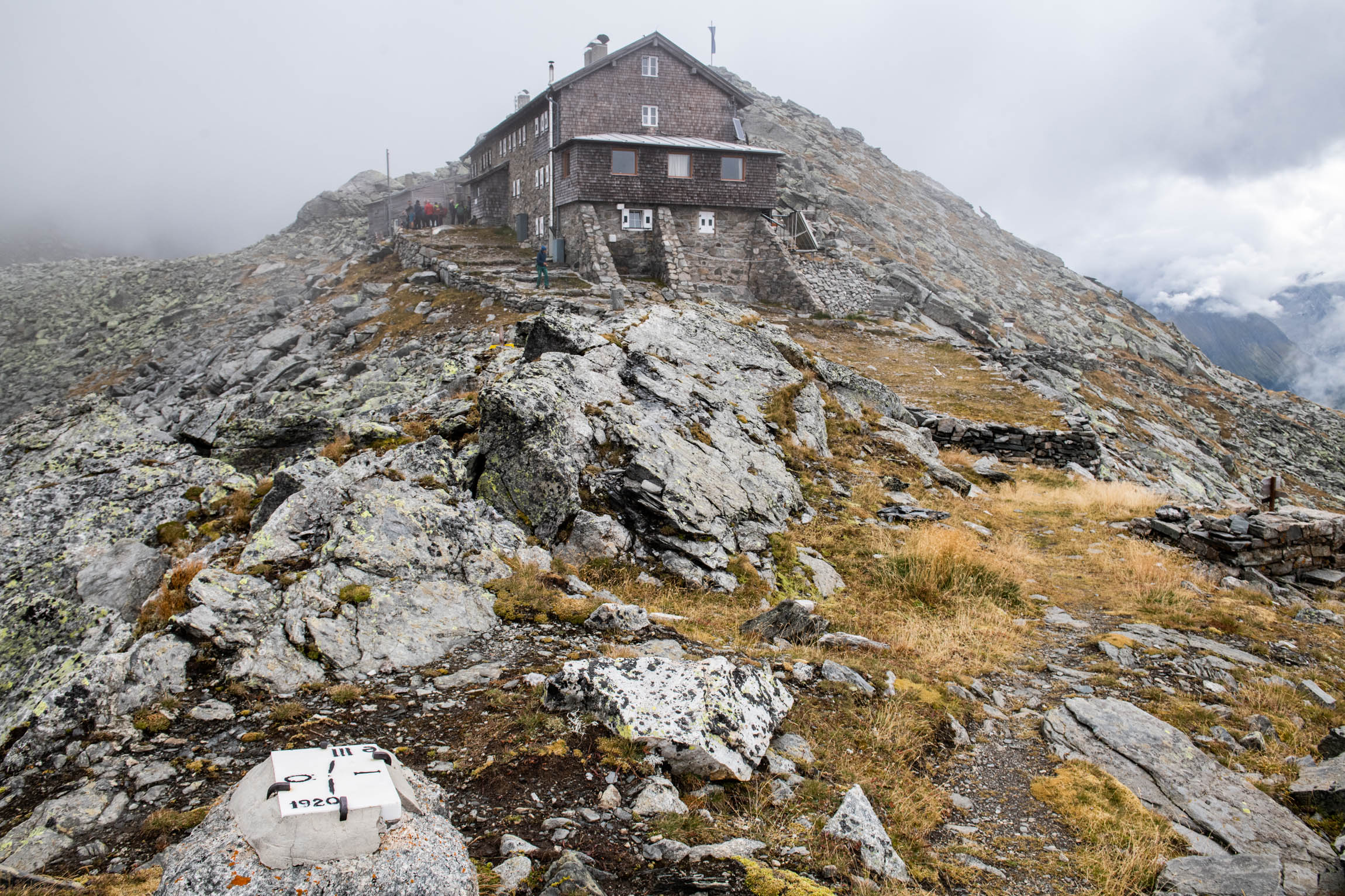 Il rifugio Europa, situato lungo il confine tra Austria e Italia. La Giunta Provinciale ha approvato le nuove linee guida per il finanziamento di opere di ristrutturazione e manutenzione dei rifugi gestiti da CAI e AVS. (Foto: USP/Ivo Corrà) 