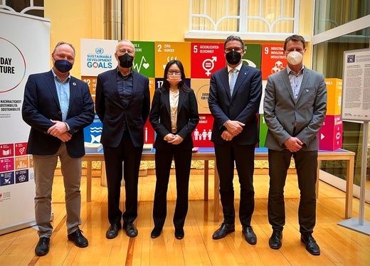 Tauschten sich über die Forschung im Glomos aus: (v.l.) Szarzynski (Glomos), Eurac-Präsident Psenner, UNU-Direktorin Shen, LH Kompatscher, Schneiderbauer (Glomos). (Foto: Eurac Research/Annelie Bortolotti)