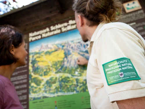 Der Arbeitsplatz von Naturpark Ranger Anton Schönberger (rechts) ist der Naturpark Schlern-Rosengarten: Hauptaufgabe der Naturpark Ranger ist die Umweltbildung in den Naturparkhäusern und im Schutzgebiet. (Foto: LPA/Fabio Brucculeri)