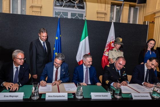 In Anwesenheit des italienischen Verteidigungsministers Lorenzo Guerini  haben heute Landeshauptmann Arno Kompatscher, der Direktor der Baudirektion der Staatsgüter, General Giancarlo Gambardella, und der Regionaldirektor der Agentur für Staatsgüter, Sebastiano Caizza, ein weiteres Änderungs- und Ergänzungsabkommen unterzeichnet. (Foto: LPA/Ivo Corrà)