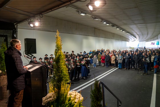 Die Umfahrung wurde für die vielen Menschen gebaut, die hier leben und soll für Sicherheit und Lebensqualität sorgen, sagte Mobilitätslandesrat Daniel Alfreider in seiner Festrede zur Eröffnung der Umfahrung. (Foto: LPA/Daniel von Johnston)