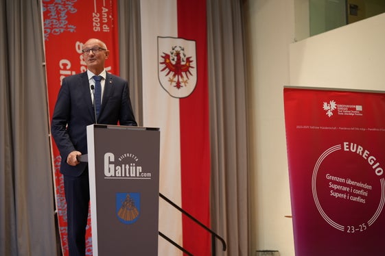 Tirols Landeshauptmann Anton Mattle: „Ohne die vielen Freiwilligen wäre Museumsarbeit nicht denkbar.“ (Foto: Euregio/Armin Gluderer)