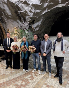Kommissionsmitglieder und Ehrengäste bei der Zertifikatsverleihung im Felsenkeller der Laimburg (von links): Landesrat Luis Walcher, Ute Schwarz, Irene Unterhofer, Armin Gamper, der Direktor der Fachschule Laimburg Paul Mair, der Koordinator des Kräuterkurses Benjamin Pedross (Foto: LPA/Fachschule Laimburg)