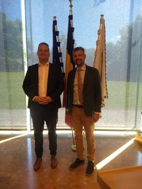 Il vicepresidente della Provincia, Daniel Alfreider (a destra), assieme al ministro presidente della Comunità germanofona del Belgio, Oliver Paasch. (Foto: USP/Dipartimento Istruzione, Formazione e Cultura ladina)