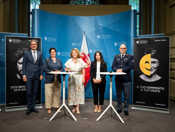 Il presidente della Provincia Arno Kompatscher (nella foto, da sinistra), Judith Gögele, presidente del Comitato provinciale per le comunicazioni, l’assessora provinciale alla Coesione sociale Rosmarie Pamer, Lisa Bringhenti dell’Agenzia di stampa e comunicazione e Bruno Mazzurana della Sezione Operativa per la Sicurezza cibernetica della Polizia di Stato. (Foto: USP/Fabio Brucculeri)