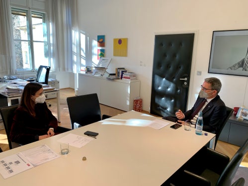 Il presidente Kompatscher dialoga con la direttrice provinciale ORF Esther Mitterstieler. (Foto: ASP/Elisabeth Augustin)