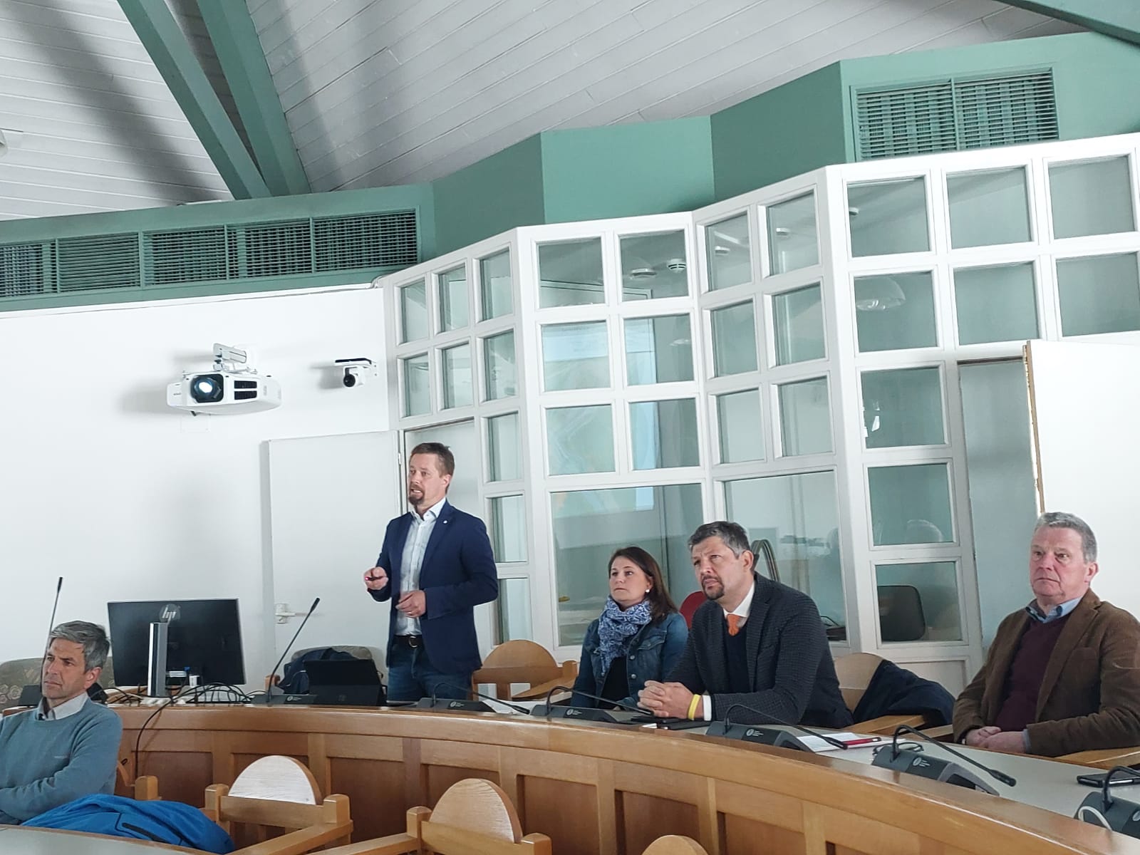 Da sinistra l'ingegner Michael Pfeifer, la responsabile unica del procedimento Sabine Thurner, l'assessore Daniel Alfreider e il sindaco di Appiano Wilfried Trettl (Foto: ASP/Patrick Thaler)