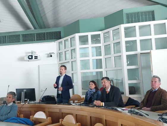 Knoten MeBo-Ausfahrt Eppan: Ingenieur Michael Pfeifer (l., stehend), die Verantwortliche für das Verfahren Sabine Thurner, Landesrat Daniel Alfreider und Bürgermeister Wilfried Trettl beim Treffen zum aktuellen Planungsstand.  (Foto: LPA/Patrick Thaler)