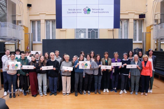 Gli studenti dell'Istituto tecnico superiore per l'economia, la grafica e la comunicazione Julius e Gilbert Durst di Bressanone sono stati incaricati dai Servizi di accoglienza per le donne dell'Alto Adige di elaborare proposte per un logo della rete: quello realizzato da Anna Mayrhofer adornerà, in futuro, le presentazioni congiunte della Rete dei servizi Casa delle donne (ASP/Greta Stuefer)