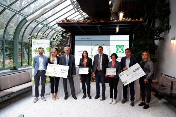 Da sinistra Harald Reiterer (reparto Green Mobility STA), Ulrike Nicolussi Leck, il direttore generale Zenone Giacomuzzi e Greta Sofia Lampis di Cassa Centrale Raiffeisen dell'Alto Adige SpA, l'assessore provinciale alla Mobilità Daniel Alfreider, Karin Mühlsteiger e Armin Haller dell'Istituto Comprensivo Vipiteno 1 assieme alla collega di Brunico Kirsten Mayr (Foto: STA/Elisa Zambiasi)