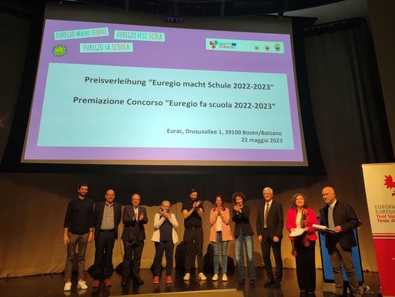 Hanno consegnato i premi (da sinistra) Benedikt Menardi, Fritz Tiefenthaler, Thomas Neuwirth, Francesca Quercia, Andreas Eisendle, Magdalena Lerchegger, la segretaria generale dell'Euregio Elisa Bertò, Werner Mayr, responsabile dell'Area Pedagogica, Raffaella Di Iorio e Daniel Karl Mascher (Foto: Euregio)

