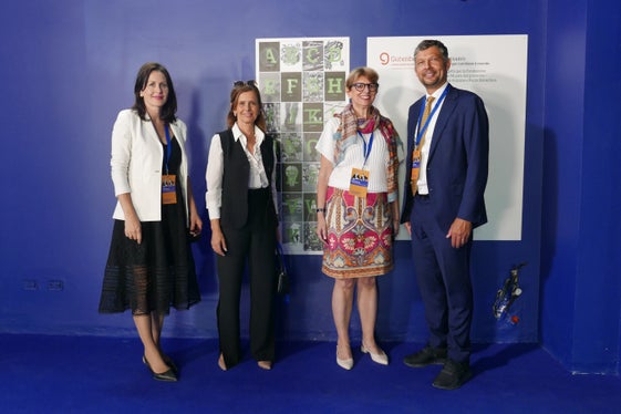 L assessëur provinziel Daniel Alfreider, tl Museum dl Prejënt y dl Lecort per l cumbat contra la mafies, tla denuminazion uriginela „Museo del Presente e della Memoria della lotta alle mafie“, cun la duzëntes Mirjam Schenk y Rossella Pozzi y la diretëura Edith Meraner dla Scola profesciunela dl cumerz y grafica “Johannes Gutenberg” de Bulsan. (Foto: USP/Ingo Dejaco)