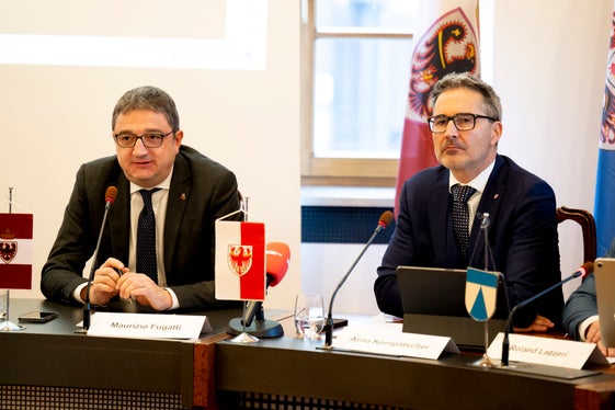 I presidenti delle province autonome di Trento e Bolzano, Maurizio Fugatti (a sinistra) e Arno Kompatscher, hanno rimarcato come negli ultimi anni Alto Adige e Trentino abbiamo lavorato in rete per trasformare l'autostrada A22 in un corridoio verde. (Foto: USP/Manuela Tessaro)