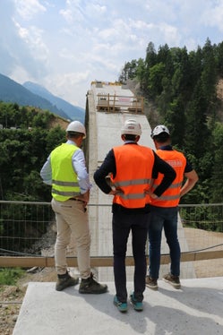 Landesrat Daniel Alfreider mit Andreas Marzi und Michael Auer auf der Baustelle für die Brücke Eschenlohe. (Foto: LPA/Ingo Dejaco)