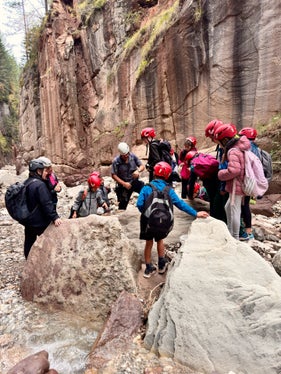Anlässlich des Tags der Geodiversität erkundeten die Schülerinnen und Schüler der Grundschulen Aldein und Radein die geologische Vielfalt der Bletterbachschlucht. (Foto: Geoparc Bletterbach/Monika Franzelin)