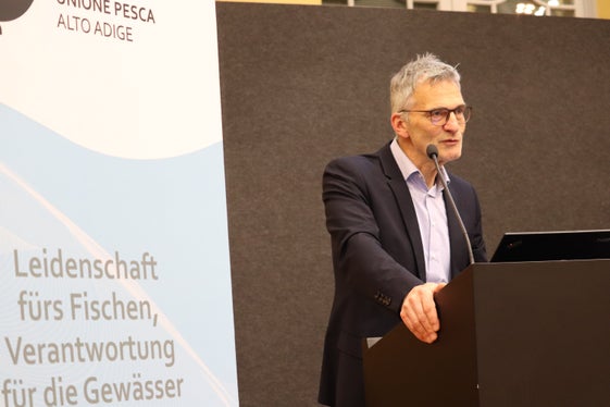 Fischen ist sehr viel mehr als Anglertätigkeit, beim Fischen sind auch viele ökologische Aspekte dabei: Landesforstdirektor Günther Unterthiner bei der Feierstunde für die Neufischerinnen und Neufischer am 10. Februar im Innenhof des Palais Widmann in Bozen. (Foto: LPA/Maja Clara)