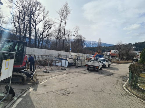In der Marco-Polo-Straße am rechten Rienzdamm in Stegen in der Gemeinde Bruneck haben die Arbeiter der Wildbachverbauung mit den Arbeiten zur Vervollständigung der Hochwasserschutzmauer begonnen. (Foto: LPA/Landesamt für Wildbach- und Lawinenverbauung Ost)