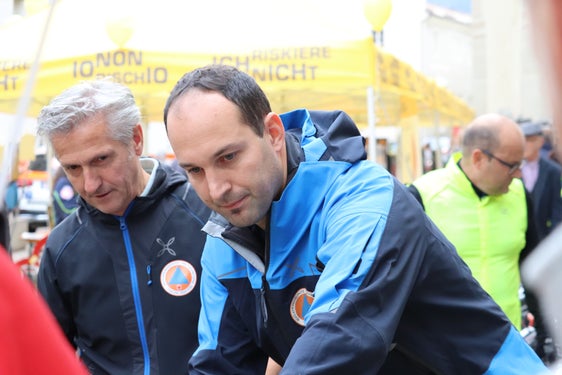 Landeswarnzentrum-Direktor Willigis Gallmetzer (li.) und Jonas Hochkofler von der Agentur für Bevölkerungsschutz bei der Vorführung des Naturgefahrenmodells, Anziehungspunkt für Kinder wie Erwachsene. (Foto: LPA/Maja Clara)