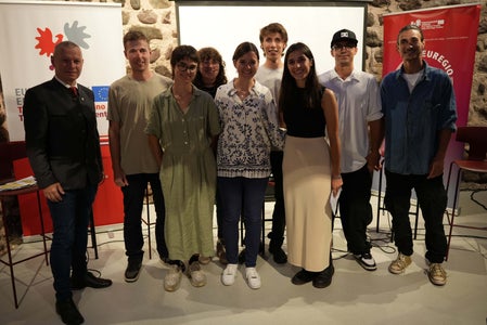  Gruppenfoto mit (l.) Euregio-Generalsekretär Christoph von Ach und den jungen ladinischen Künstlerinnen und Künstlern (Foto: Euregio/Armin Gluderer)