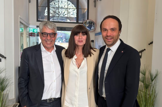 Sprachen über Möglichkeiten, deutschsprachige Professorinnen und Professoren an die Freie Universität Bozen zu berufen: Uni-Präsident Federico Giudiceandrea, Ministerin Anna Maria Bernini und Landesrat Philipp Achammer. (Foto: LPA/Renè Ploner)