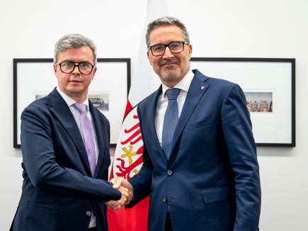 Lukas Brunner (a sinistra) e il presidente della Provincia Arno Kompatscher hanno sottolineato l’importanza di un dialogo costruttivo tra il mondo economico e quello politico. (Foto: USP/Fabio Brucculeri)